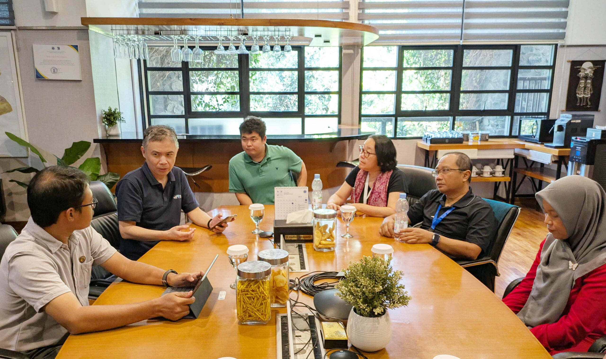 CBR 5G research team members meet at ITB